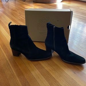 Timberland black suede ankle boots size 7. Inside zip,elastic gore,pull tab.